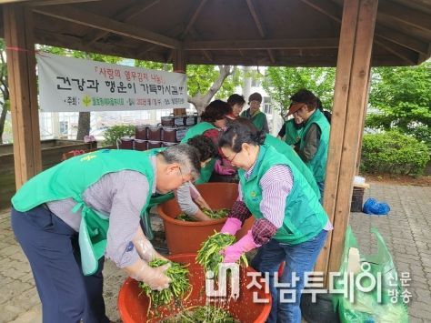 여수시 월호동 새마을부녀회는 지난 17일 주민센터 주차장에서 새마을부녀회원, 주민센터 직원 등 20여 명과 ‘사랑의 열무김치 나누기’ 행사를 진행했다.