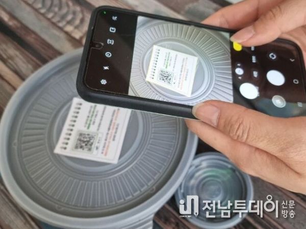 배달용기에 부착된 ‘보이는 주방’ 큐알코드