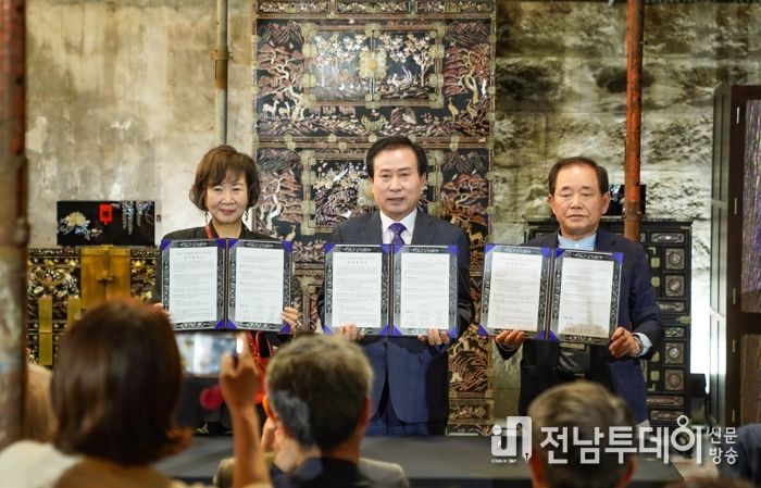 목포시가 지난 17일 나전칠기 공예품 및 부동산 기증식을 갖었다.