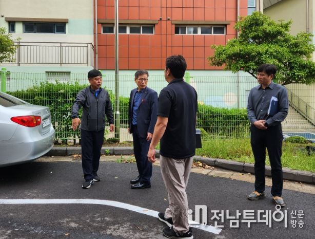 하귀일초등학교 주변 보행환경 점검하는 안우진 제주시 부시장