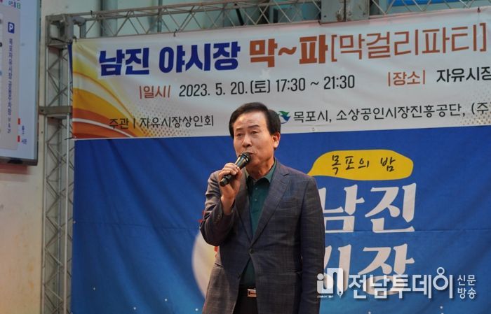 1. 목포시 자유시장내 남진야시장에서 막걸리 파티가 열렸다.