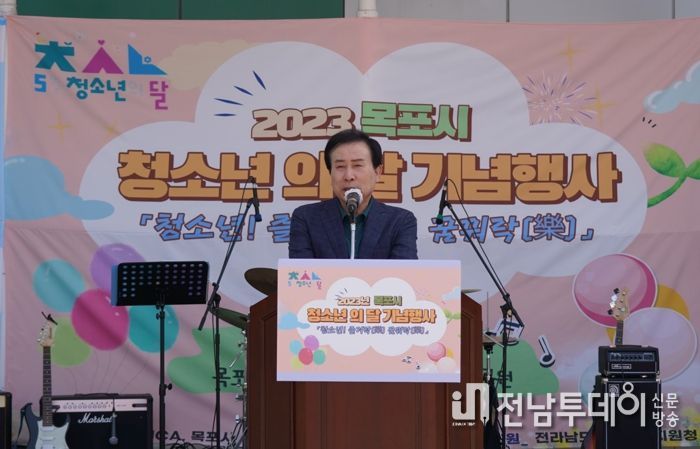 목포시가 5월 청소년의 달을 맞아 기념행사를 열고 청소년의 사기를 고취시켰다.