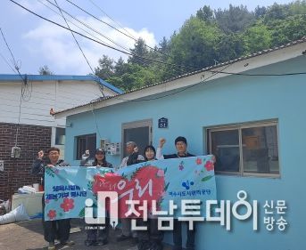 여수시 ‘나, 너, 우리 봉사단’은 지난 20일 광림동 독거노인 가구를 방문하여 2차 주거환경개선 봉사활동을 펼쳤다.