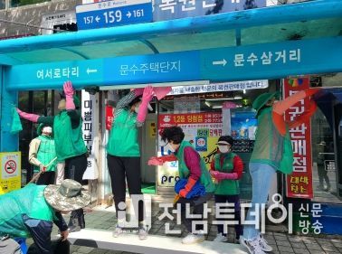 여수시 문수동 새마을회(새마을협의회·새마을부녀회)는 지난 19일 ‘머무르고 싶은 버스정류장’ 만들기 활동을 펼쳤다.