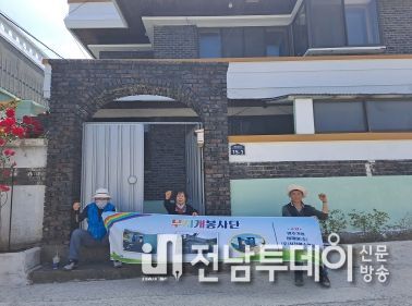 여수시 ‘무지개봉사단’이 지난 19일 광림동 독거노인 가구를 방문하여 2층 주택 외벽 전체를 도색하는 봉사활동을 펼쳤다.