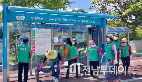 여수시 여천동 새마을협의회는 ‘제5회 성산골 문화(장미)축제’의 성공적 개최를 위해 지난 19일 관내 버스승강장 청결활동을 실시했다.