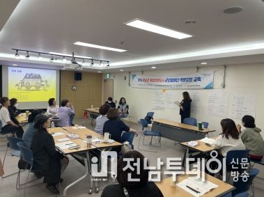 여성친화도시 군민참여단 2기 역량강화 교육 진행: 이진아 브랜드-유 리더십 센터 소장 (사진 가운데)이 군민참여단 2기 분들에게 지역사회에서 발휘하는 여성리더십 이란 주제로 강의하는 모습.