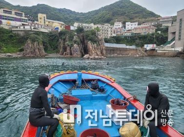 지난 18일(목) 신안군 홍도1구어촌계(어촌계장 최세웅)에서 해녀를 동원하여 해삼 2만 2천미를 방류하고 있다.