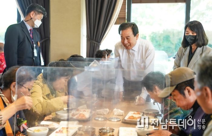1. 박홍률 목포시장이 어르신들과 소통하며 맞춤형 복지를 실현하기 위해 힘쓰고 있다.