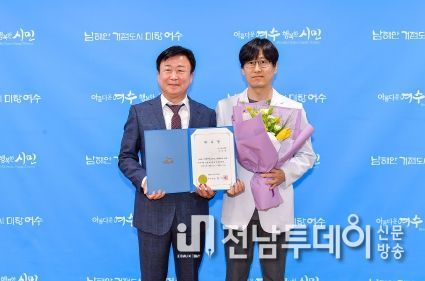 여수시(시장 정기명)는 지난 22일 여수전남병원 직업환경의학과 ‘신덕용 과장’을 ‘여수시청 산업보건의’로 위촉했다.