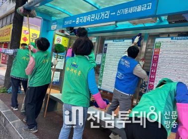 여수시 시전동 새마을회는 지난 19일 신기동 버스 승강장 10곳을 청소했다.