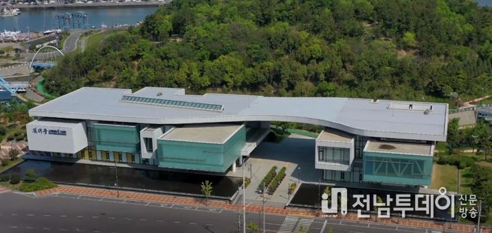 김대중노벨평화상기념관이 김대중 전 대통령 탄신 100주년을 맞아 다양한 프로그램을 마련해 운영한다.