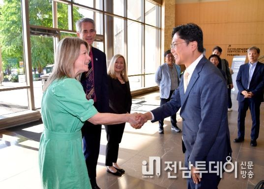 김광진 광주광역시 문화경제부시장이 지난 20일 오전(현지시간) 미국 워싱턴주 레드먼드 시청사를 방문해 안젤라 버니(Angela Birney) 시장의 환대를 받으며 인사를 나누고 있다.