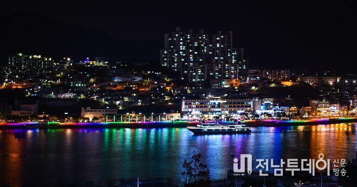 여수시가 해양공원 일대에 전남 최초로 음식점 단속용 다목적 CCTV를 설치하고 음식점 호객행위 근절에 나선다.