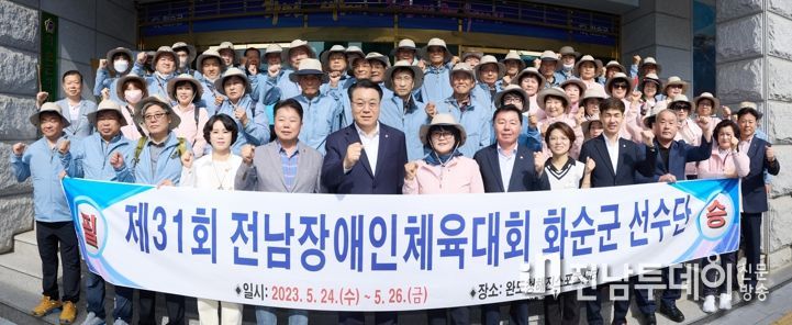군청 민원실 앞에서 촬영한 격려 및 단체 기념 사진