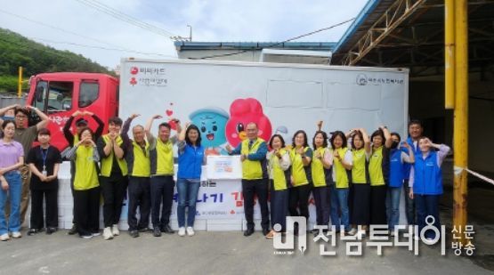 여수시 화양면 지역사회보장협의체는 지난 24일 화동마을 농협 앞에서 ‘사랑의 여름김치 만들기’ 봉사활동을 펼쳤다.