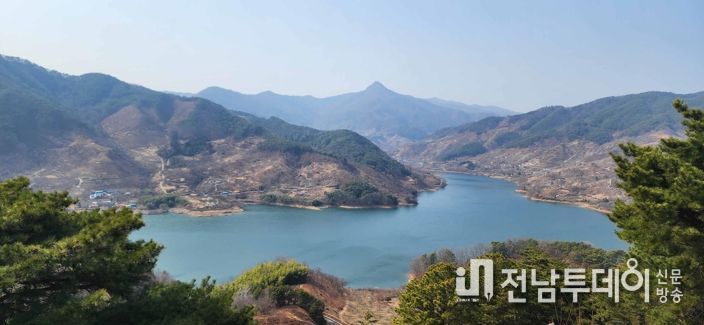 불암산성에서 바라본 억불봉과 수어호