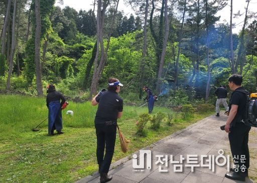 제주도 양지공원 전 직원 풀베기 등 환경정비 총력