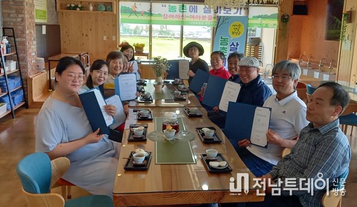 보성군, 2023 제1기 농촌에서 살아보기 성료_농촌에서 살아보기 1기수료생이 수료증을 받았다.
