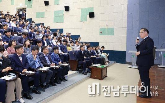 1일 함평엑스포공원 주제영상관에서 열린 이개호 국회의원 특별강연 모습