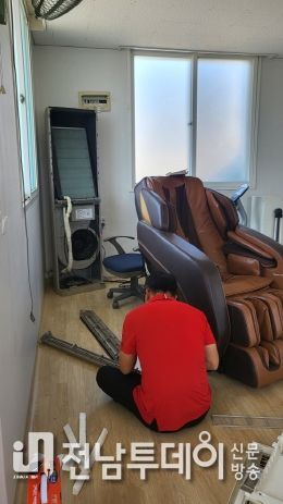 지도읍 경로당 에어컨 점검 중인 승달종합상사 박원진 대표(자동리 오룡경로당)