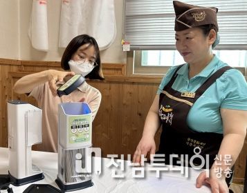 안심식당에 살균수저통 등 위생물품을 지급하고 있다