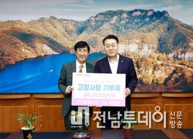 구복규 화순군수(우측)와 이용범 ㈜옵토닉스 대표(좌측 안경 쓴 남성)의 기탁식 사진.