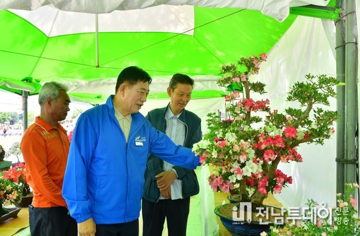 축제장을 점검 중인 김한종 장성군수
