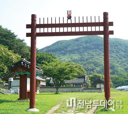 형제의병장의 업적을 기리는 쌍의사 홍살문