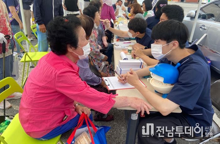 주민들이 무료 구강 검진 및 상담을 받고 있다.