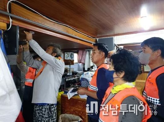 단독 경보형 감지기를 설치하고 있다.