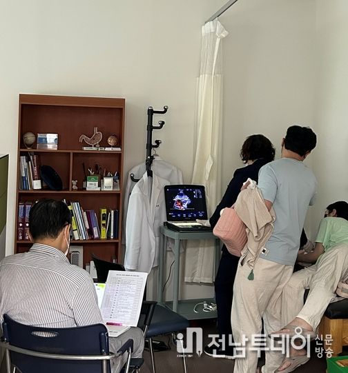 여수시는 지난 10일 여수시보건소 진료실에서 연세대학교 세브란스 심장혈관병원 박한기 교수 등 의료진이 104차 심장병 무료진료를 진행했다고 12일 밝혔다.