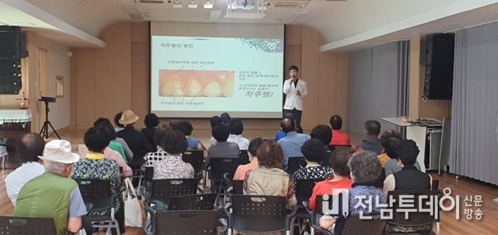 보건소 공중보건치과의사가 나드리노인복지관에서 구강건강 교육을 하는 모습
