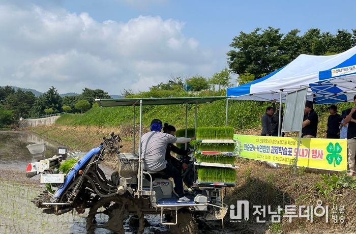 화순군 영농4-H회원들이 GPS측조시비이앙기를 이용한 드문모심기 기술을 선보이는 모습