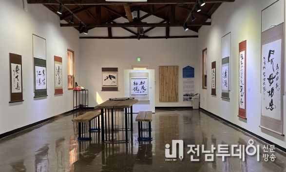 둔장마을미술관 죽전 송홍범 <수류화개> 전시장 전경