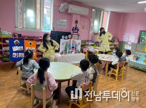 여수시 어린이급식관리지원센터에서는 센터 일반회원 기관을 대상으로 오는 12월까지 ‘골고루 먹는 나는야 지구 지킴이!’ 주제로 어린이 방문교육을 실시한다.
