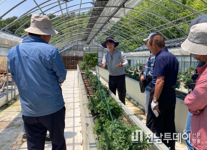 마산국화분재연구회 회원들이 지난 14일 함평군 농업기술센터에서 현장 견학을 하고 있다.