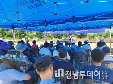 지난 14일 신안군 자은면에서 개최된 양파 기계 수확 연시회에서 김정화 농업기술센터 소장이 신안군 양파 재배현황 및 기계화 사업 추진 경과를 설명하고 있다.