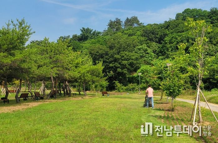 잔디작업 중