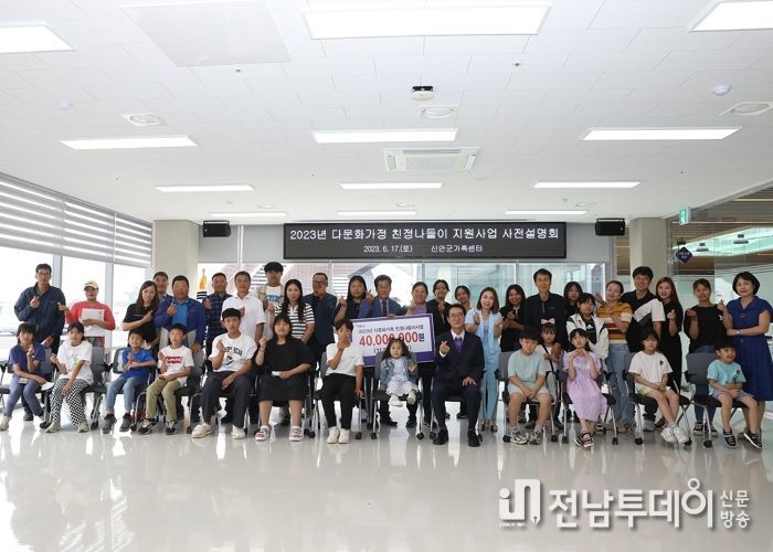 박우량 신안군수와 친정나들이 대상자로 선정된 다문화가족들과 함께 단체사진