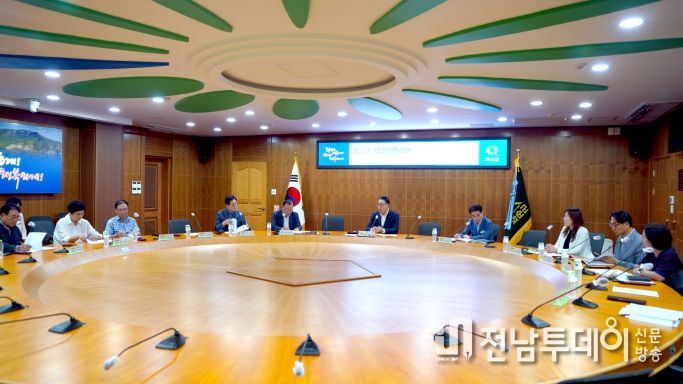 화순군청 소회의실에서 화순군 군정발전혁신단 2023년 2분기 정기회의를 하고 있다.