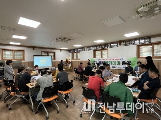 6월 2일 사업 계획 도출을 위한 조별 활동하는 모습.