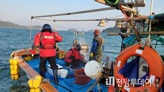여수시는 어업질서 확립을 위해 불법어업 행위 집중단속에 나선다.