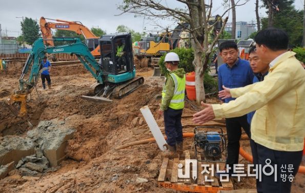 윤병태 나주시장은 21일 삼영지구 우수저류시설 설치 공사장 인근 상수관로 파손 현장을 즉각 방문해 주민 생활불편 최소화를 위한 복구, 물 공급에 총력을 기울여줄 것을 당부했다.