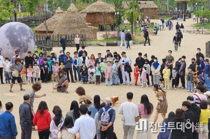 고인돌 선사체험장에서 생활 재현 공연을 즐기고 있는 모습