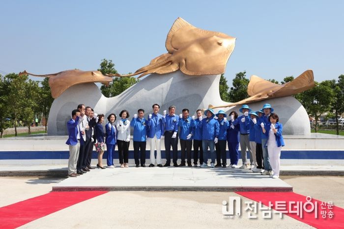지난 16일 간재미 조형물 제막식 후 기념촬영