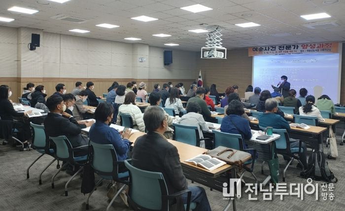 여순사건 진상규명에 힘쓰고 있는 여수시가 지역사회연구소와 함께 여순사건 지역전문가를 양성해 여순사건 바로 알리기에 나섰다.