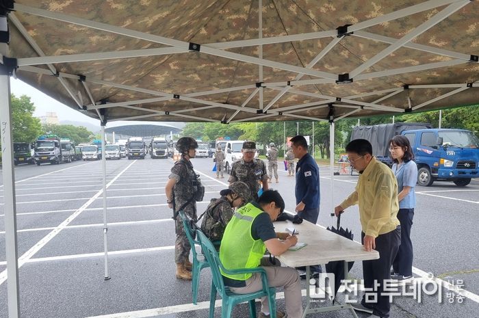 여수시가 지난 21일 국가비상사태에 대비해 ‘2023년 충무훈련’ 내 ‘차량동원 훈련’을 진남경기장에서 실시했다.