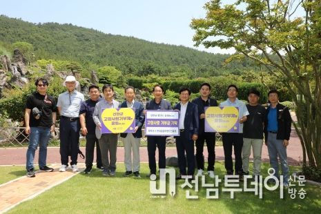 고향사랑기부금을 전달을 위해 방문한 학지사 및 한국공공브랜드진흥원 임원진 전체 기념 촬영