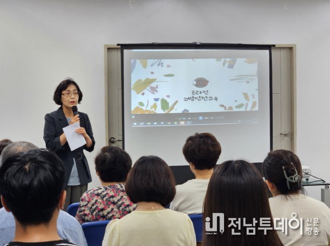 보건소 직원들이 지난 22일 청사 주차장에서 소방 훈련을 받고 있다.